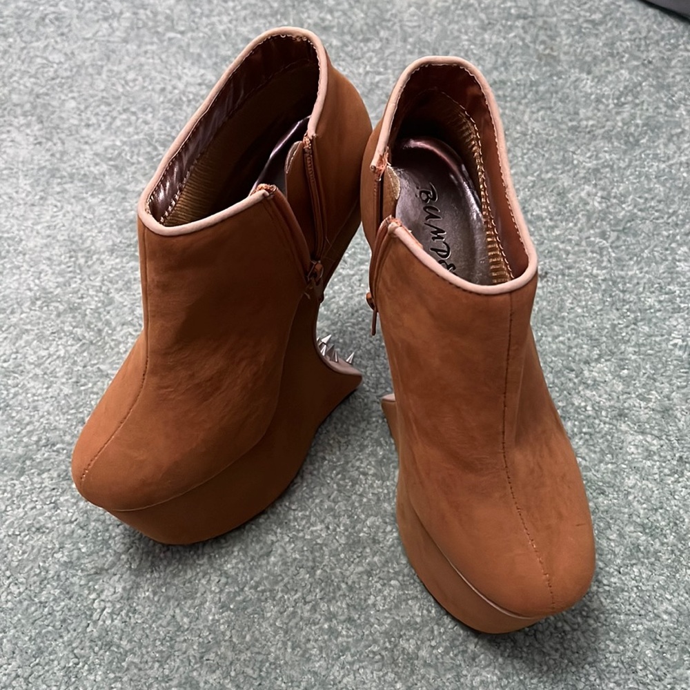 Bumper Spiked Curved Wedge